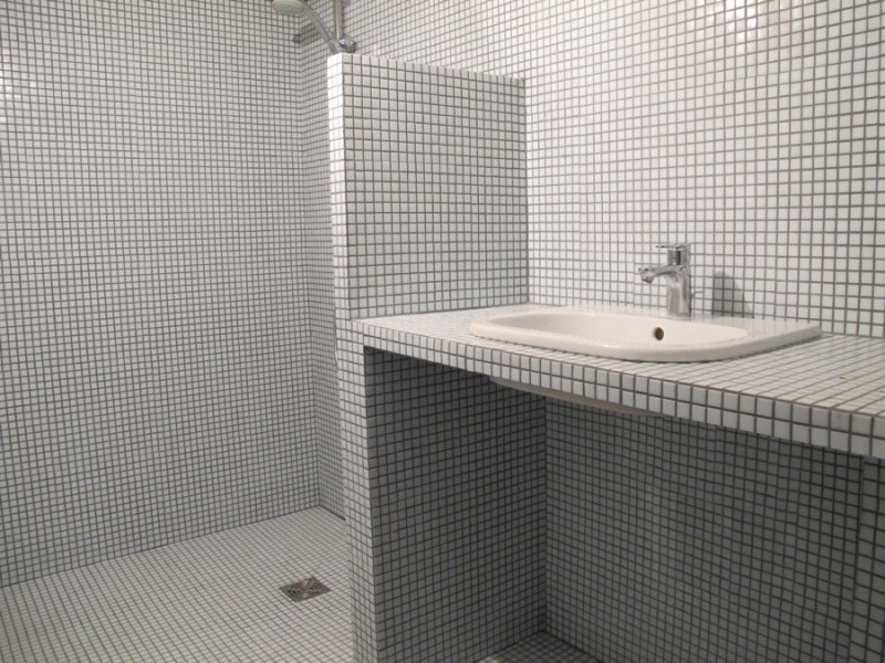 salle de bain mosaïque blanche