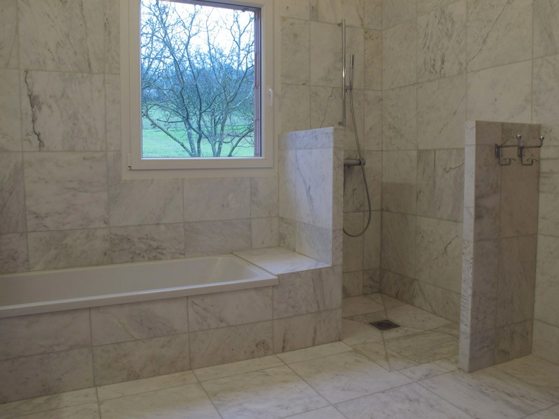 salle de bain en marbre blanc