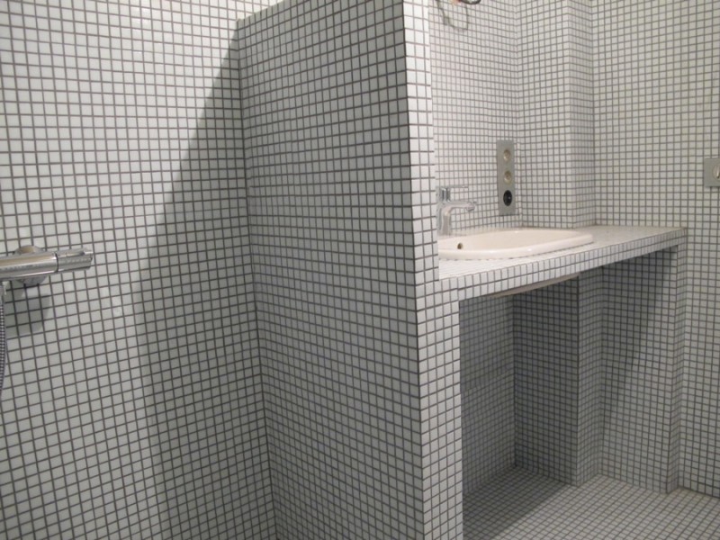 salle de bain mosaïque blanche