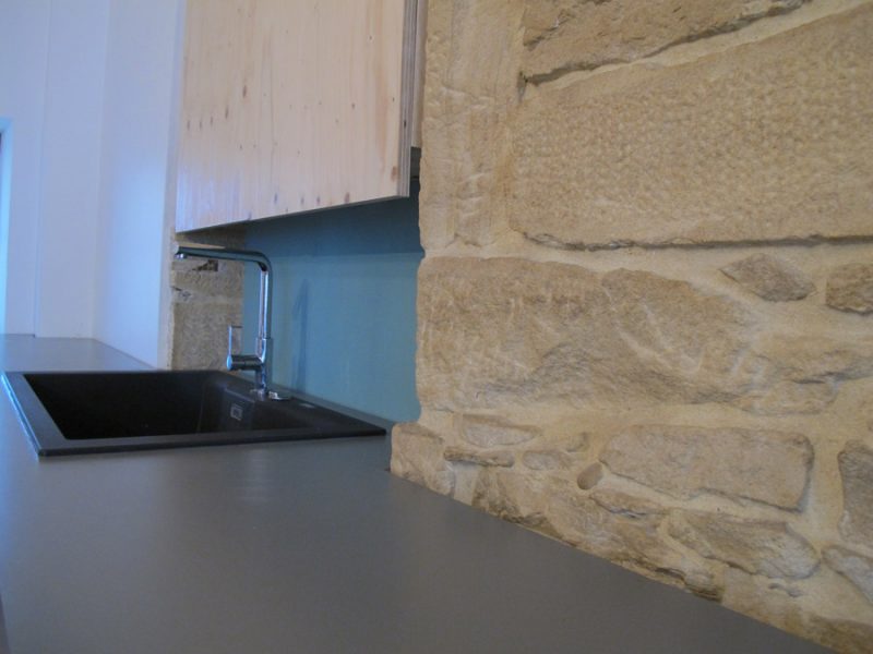 Détail du plan de travail de la cuisine en stratifié gris