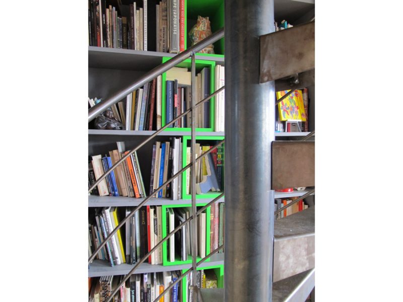 Bibliothèque derrière escalier