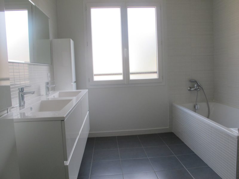 salle de bain lumineuse
