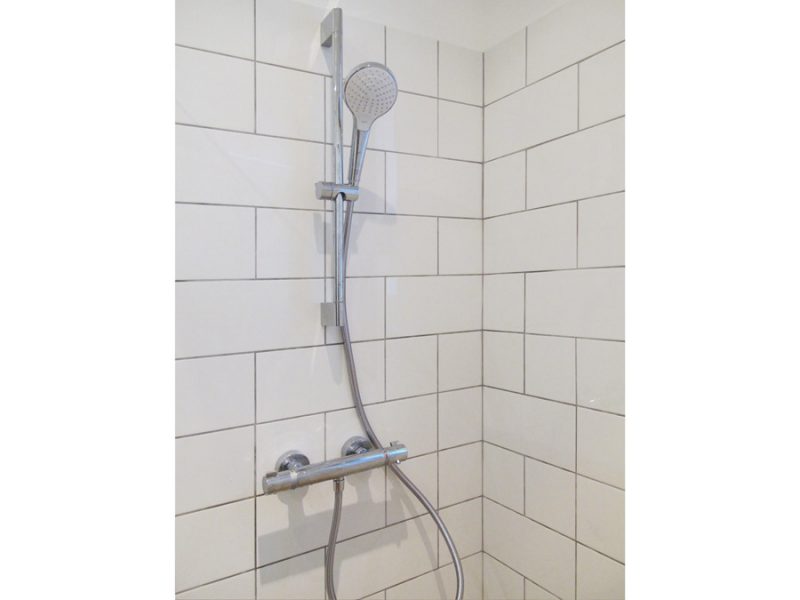 Une salle de bain blanche et graphique