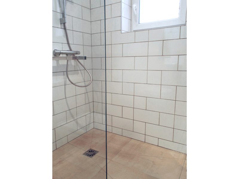 Une salle de bain blanche et graphique