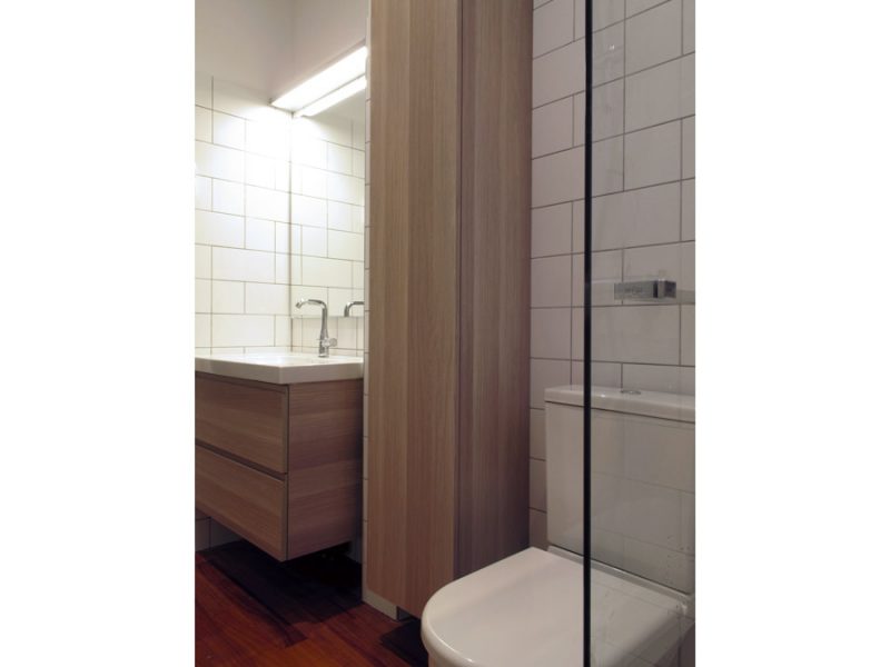 Une salle de bain blanche et graphique
