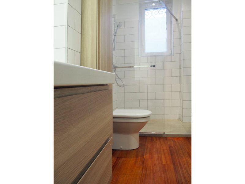 Une salle de bain blanche et graphique