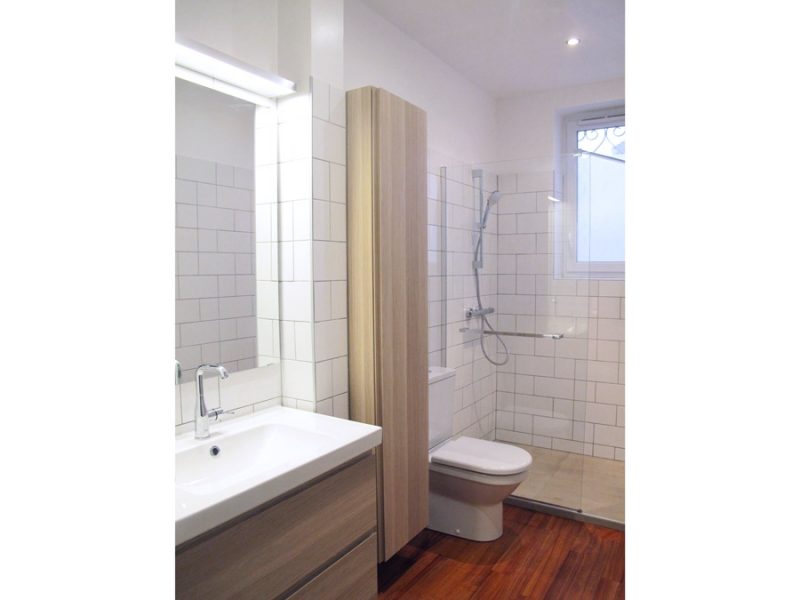 Une salle de bain blanche et graphique