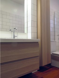 salle-de-bains-blanche-graphique-parquet
