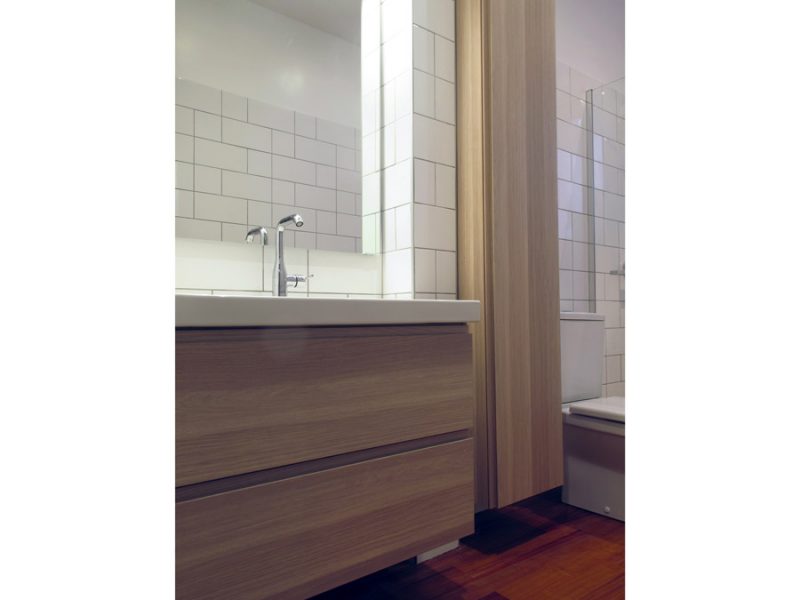 salle de bain blanche et graphique