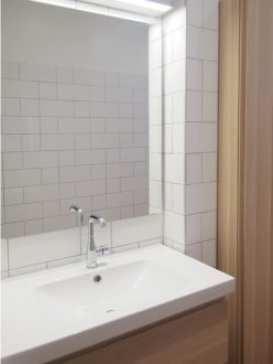 salle-de-bains-blanche-rangement-chene