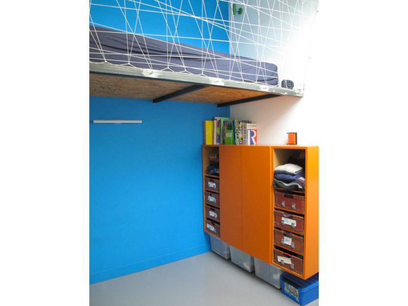 Une chambre de garçon dans les combles.