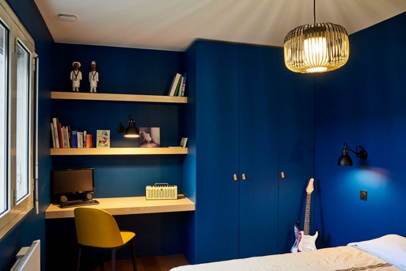 Chambre bleu profond avec dressing et coin bureau