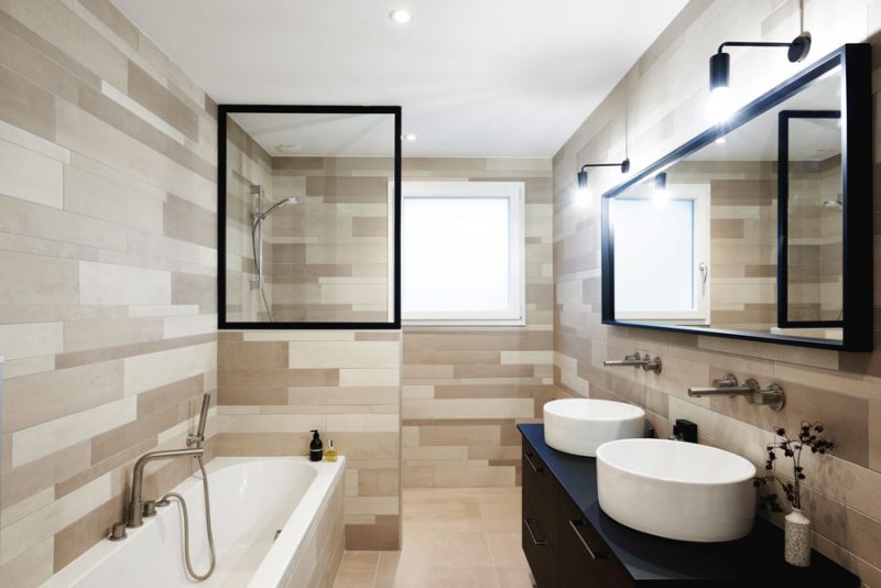 salle de bains carrelée contemporaine avec paroi douche en métal noir et verre