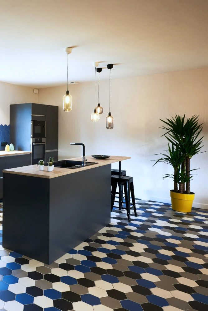 cuisine contemporaine grise avec ilot central sur carrelage hexagonal